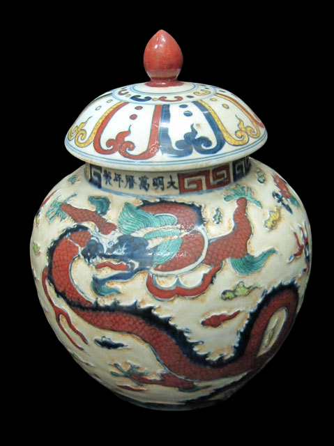 Imperial-Style Chinese Dragon Jar with Lid — Polychrome Porcelain — 30 cm Lidded Decorative Vessel