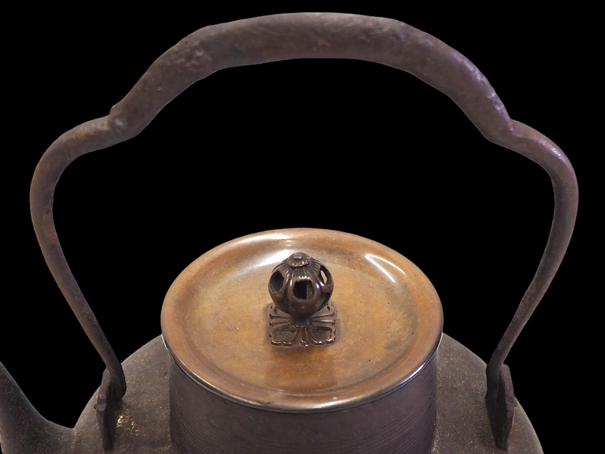 Japanese Cast-Iron Tetsubin Tea Kettle with Copper Lid and Tomobako, Master-Style Ironware, Leak-Tested