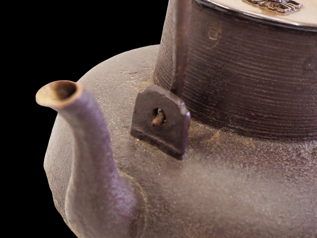 Japanese Cast-Iron Tetsubin Tea Kettle with Copper Lid and Tomobako, Master-Style Ironware, Leak-Tested