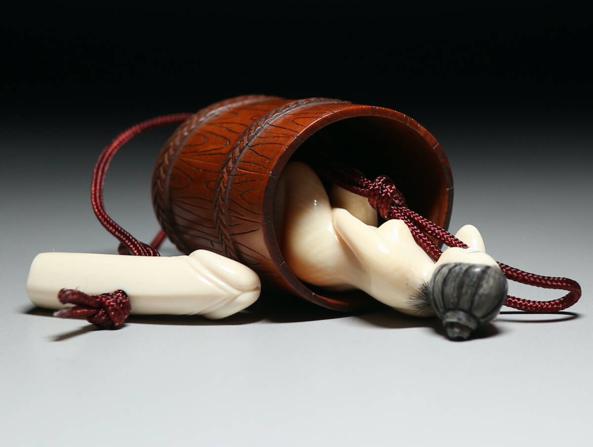 Japanese Erotic Netsuke Figure with Bath Tub — Concealed Shunga Ivory Ensemble, Mammoth Tusk, Showa Period