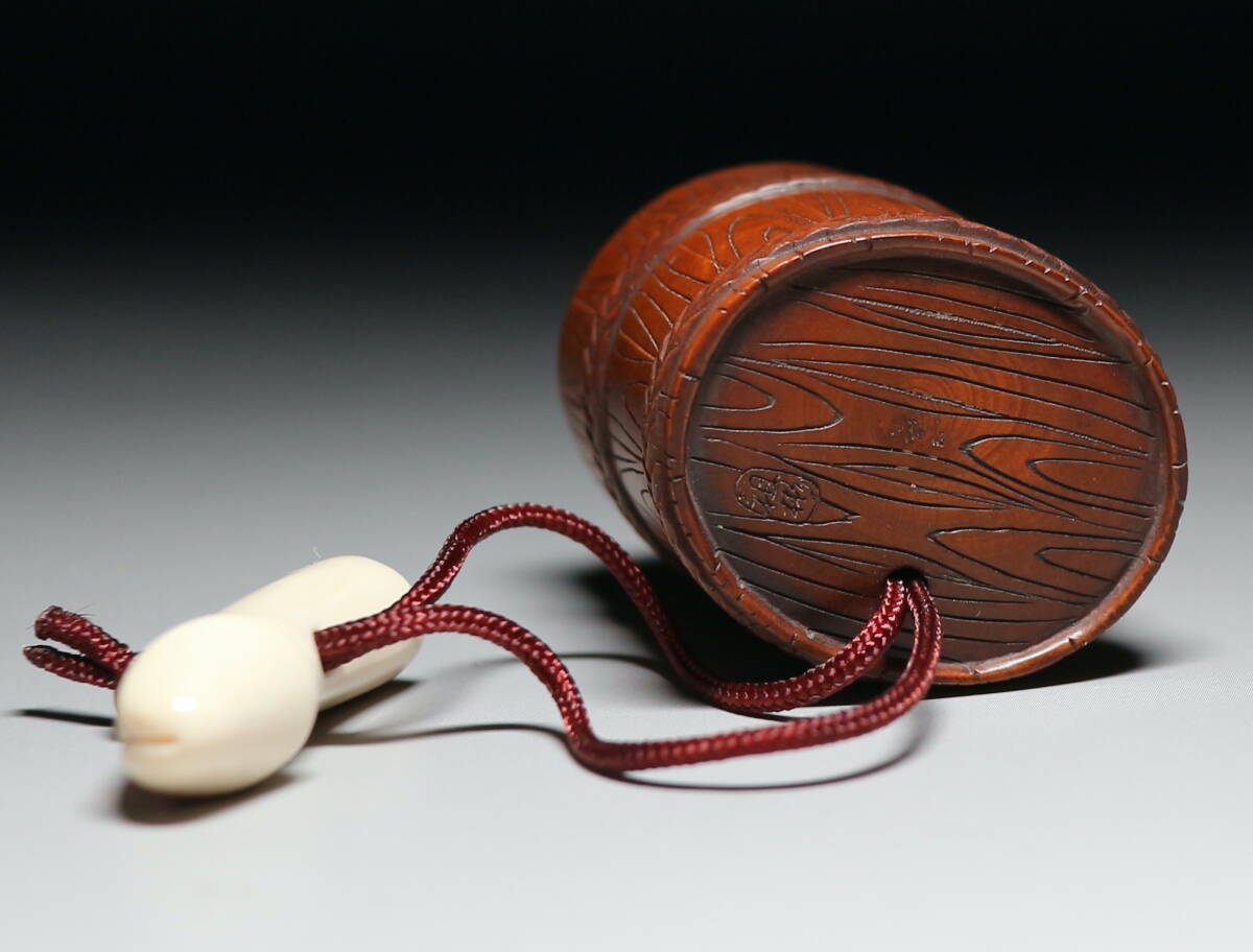 Japanese Erotic Netsuke Figure with Bath Tub — Concealed Shunga Ivory Ensemble, Mammoth Tusk, Showa Period