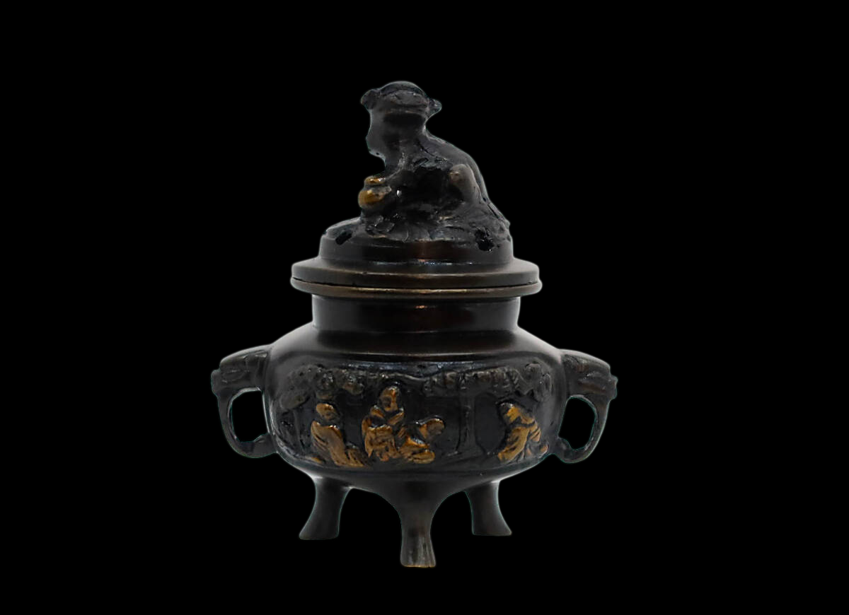 Jōdo Shinshū Gosoku Altar Set — Five‑Piece Ritual Implements — Antique‑Style Blackened Metal with Gold Relief — Japanese Buddhist Temple Furnishings