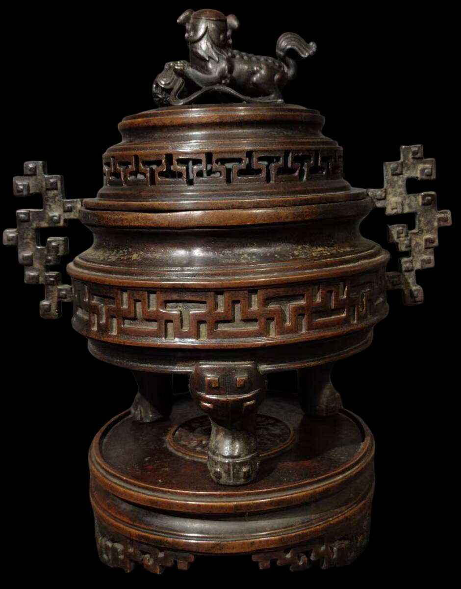 Large Bronze Tripod Censer with Shishi Lid Finial — Openwork Stand Incense Burner, Meiji-to-Showa Antique-Style Metalwork (27 cm)