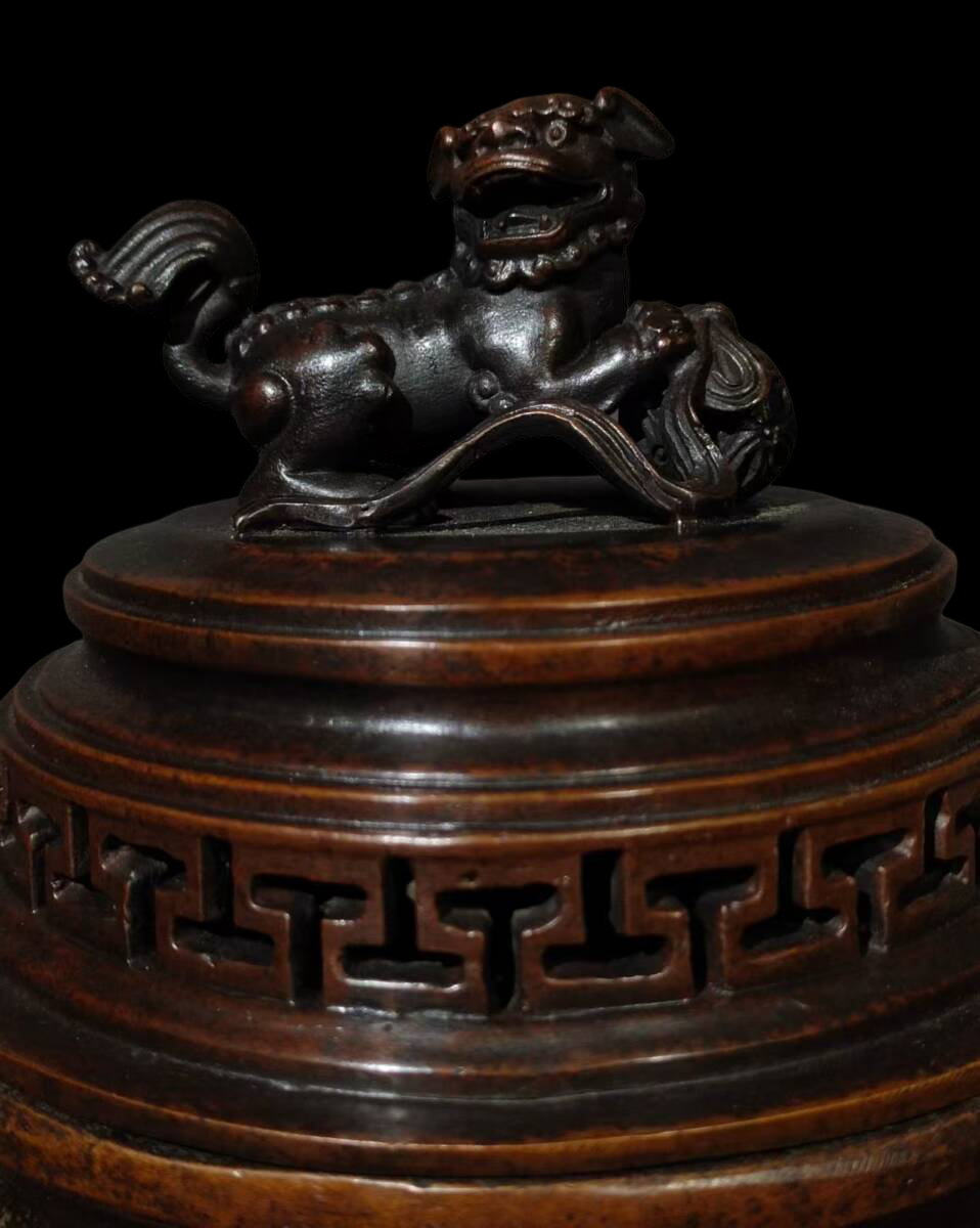 Large Bronze Tripod Censer with Shishi Lid Finial — Openwork Stand Incense Burner, Meiji-to-Showa Antique-Style Metalwork (27 cm)