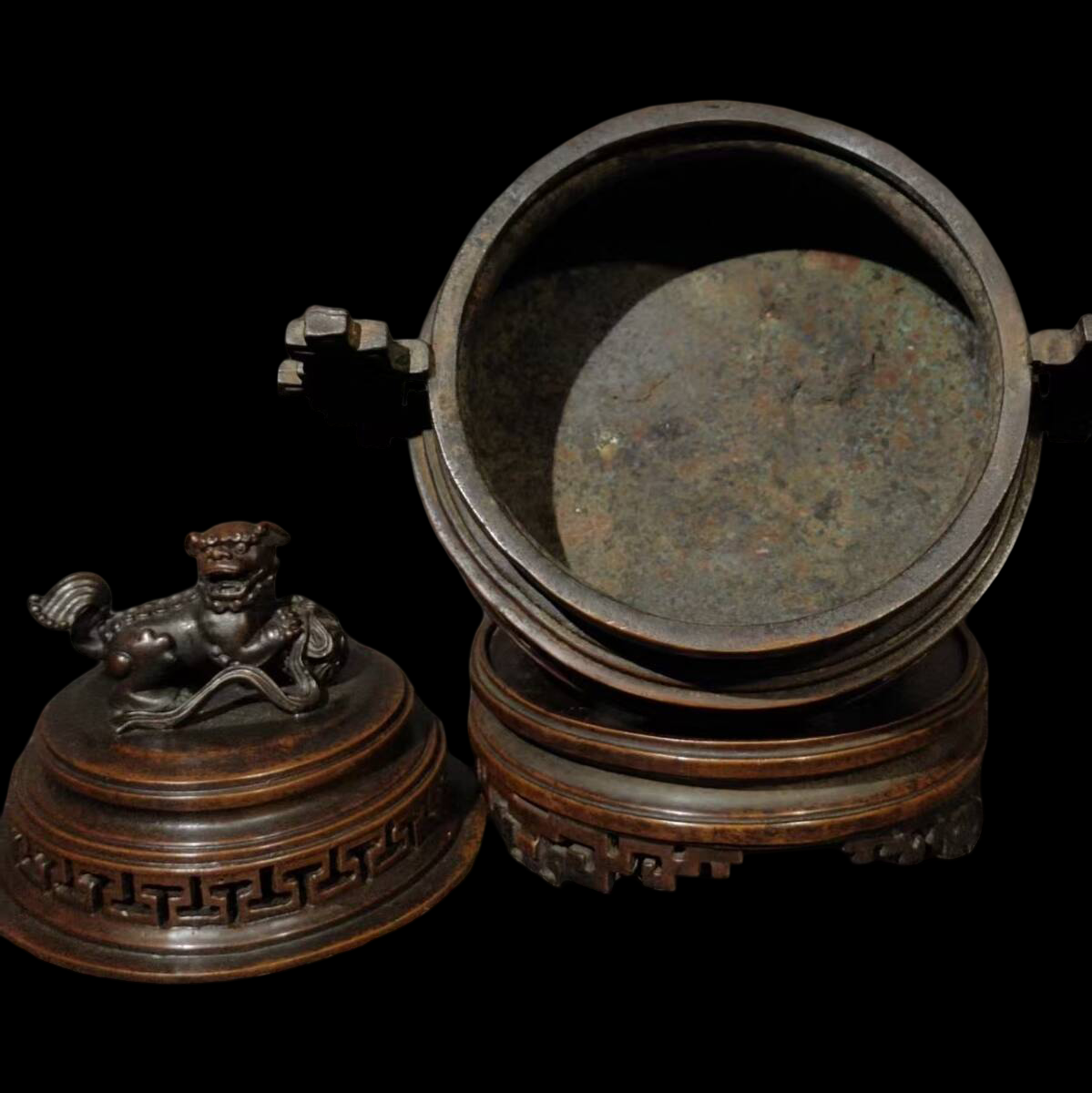 Large Bronze Tripod Censer with Shishi Lid Finial — Openwork Stand Incense Burner, Meiji-to-Showa Antique-Style Metalwork (27 cm)