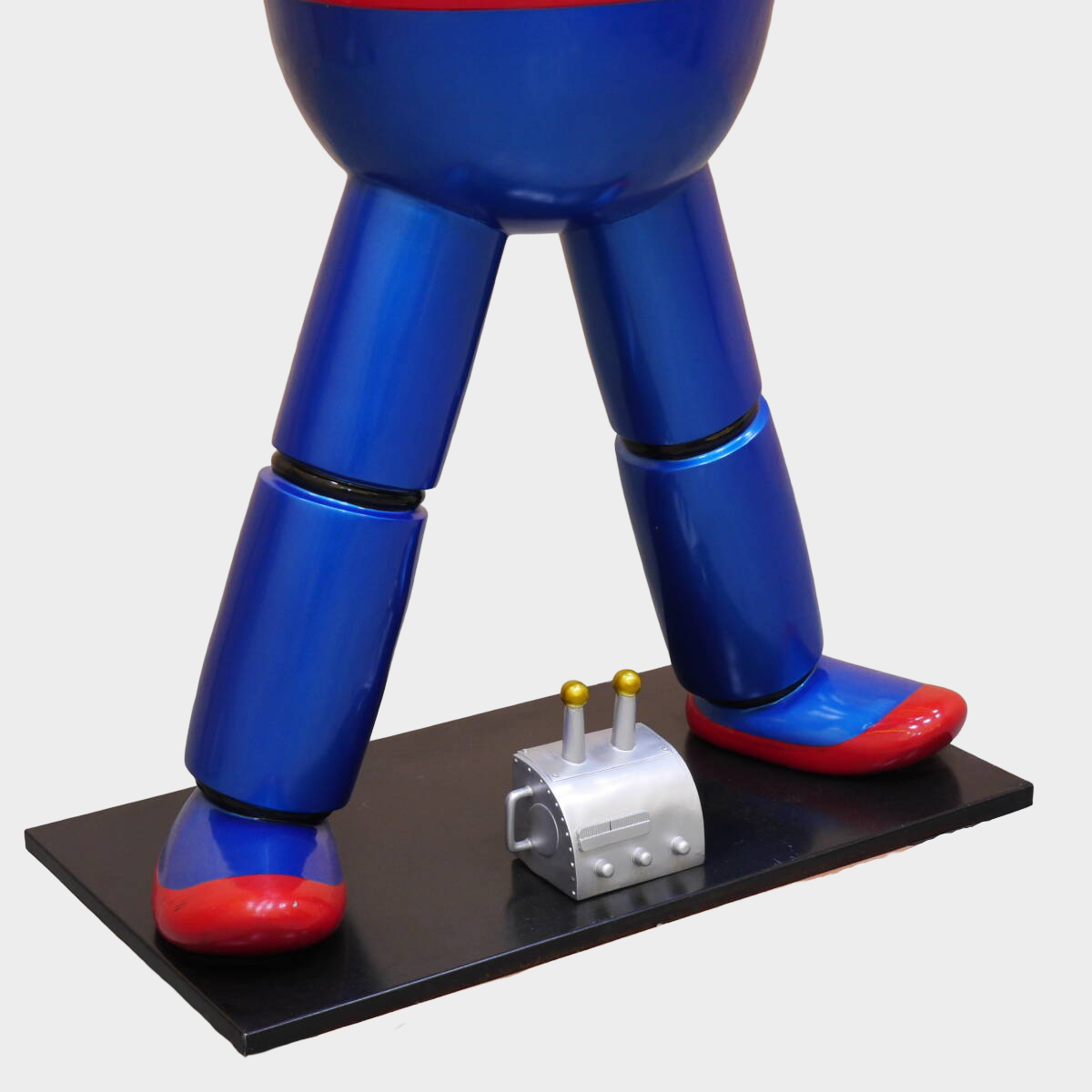 Life-Size Tetsujin 28 Standing Figure — 1:1 Scale Iron 28 Display Statue, Japanese Giant Robot Icon
