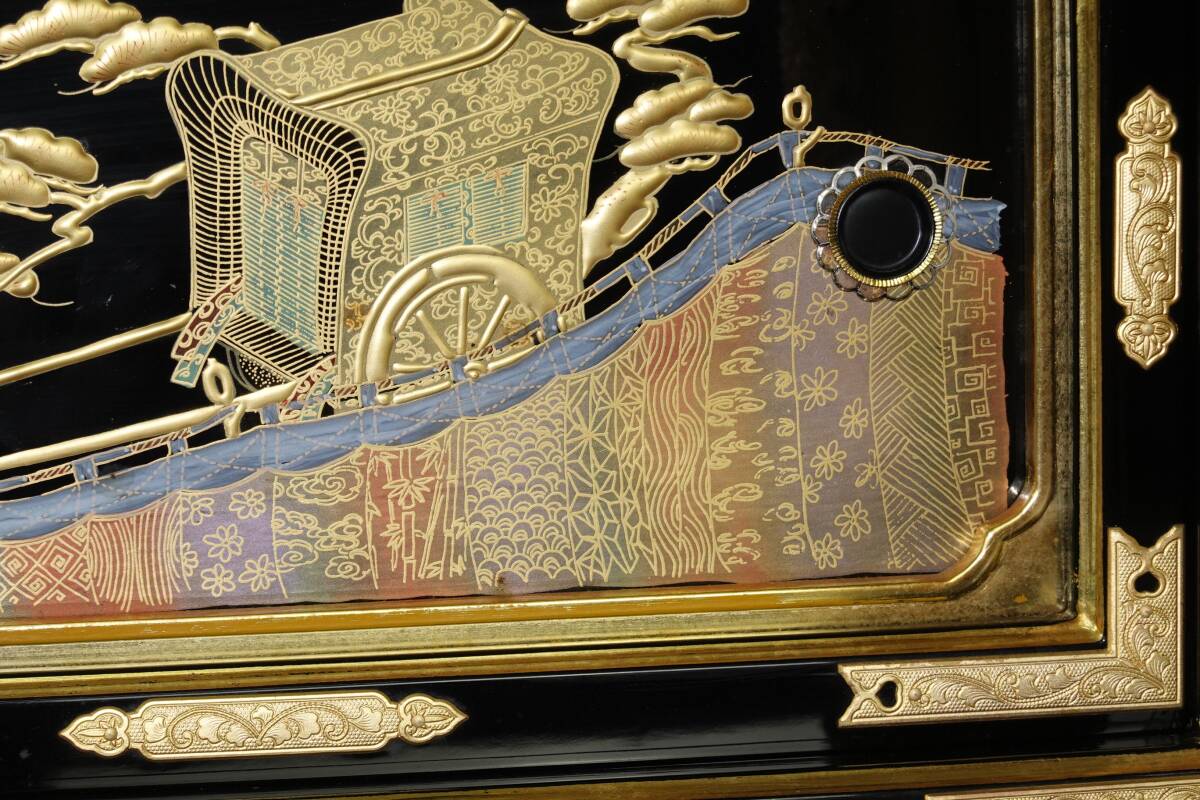 Monumental Three-Way Opening Gold Butsudan Cabinet — Palace-Scale Ritual Architecture, Black Lacquer & Pure-Gold Surface Work, Mother-of-Pearl Detail (183cm)