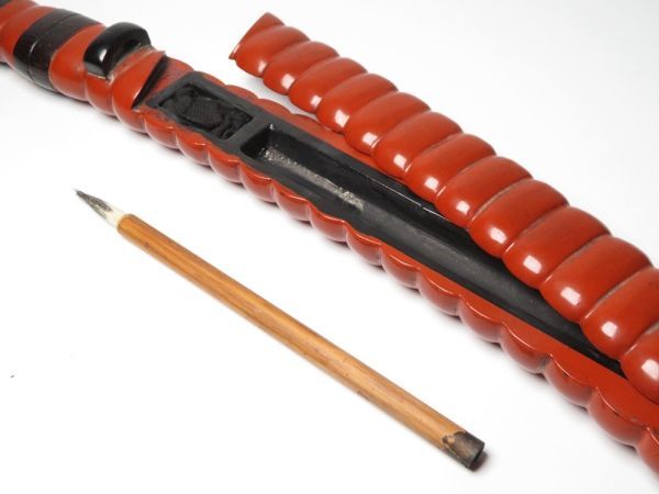Meiji Tanto‑Shaped Yatate Portable Writing Kit — Red & Black Urushi Lacquer Travel Case, Scholar’s Object, Samurai‑Era Continuity