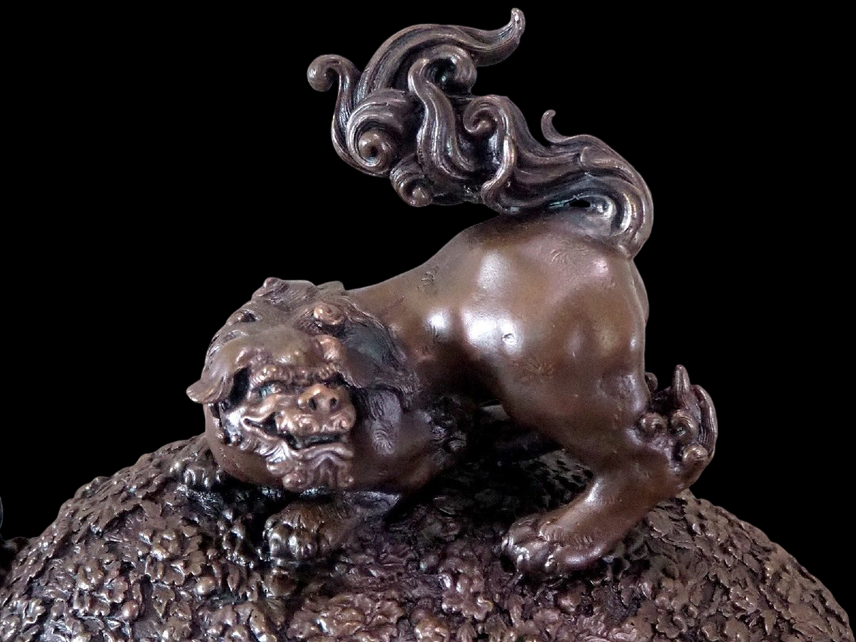 Monumental Bronze Incense Burner on Pedestal — Shishi Lid Finial, High-Relief 'Bubble' Surface, Meiji-Era Revival Craft (51 cm Tall)