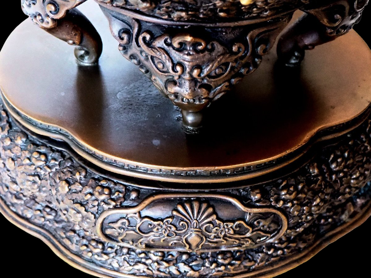 Monumental Bronze Incense Burner on Pedestal — Shishi Lid Finial, High-Relief 'Bubble' Surface, Meiji-Era Revival Craft (51 cm Tall)