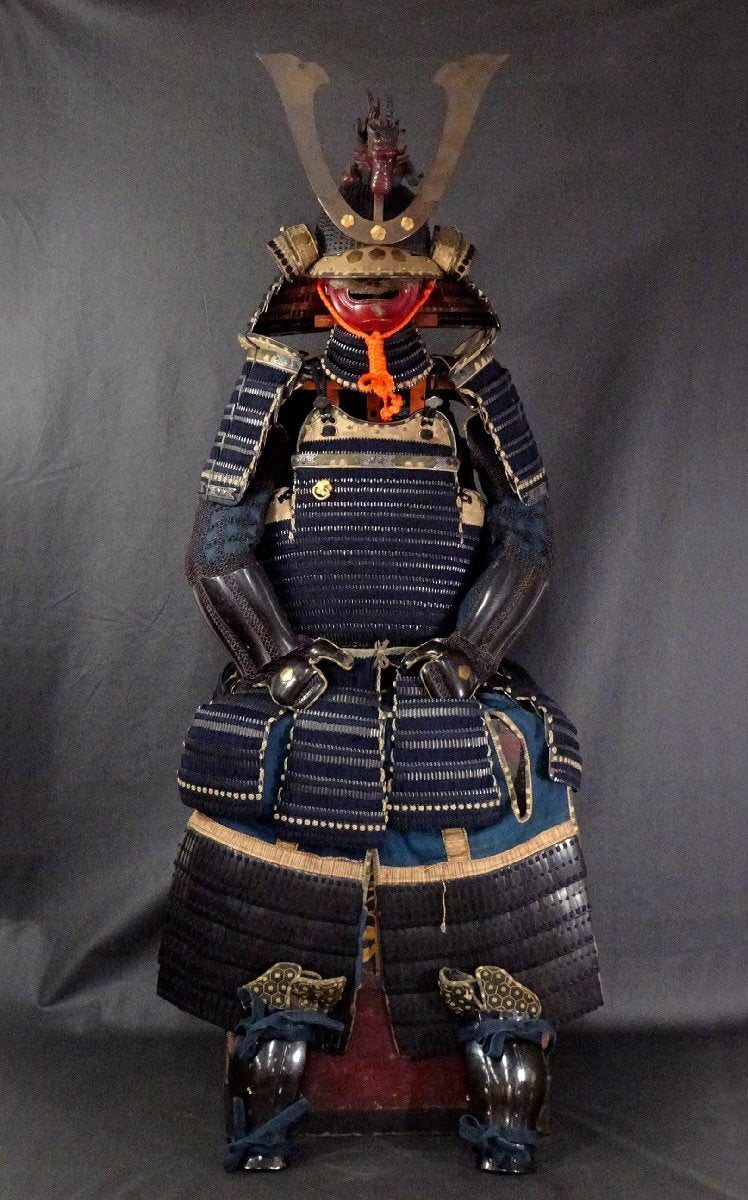 Museum-Grade Muromachi-to-Edo Lineage Gusoku Yoroi Armor — Black-Lacquer Iron “Ko-boshi” Kabuto (62-Plate / 62-Interval Claim), Navy Silk Odoshi, Menpo with Bold Red Lacquer, Complete Display Ensemble