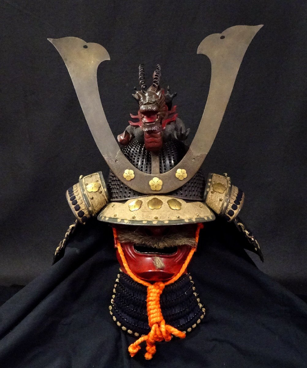 Museum-Grade Muromachi-to-Edo Lineage Gusoku Yoroi Armor — Black-Lacquer Iron “Ko-boshi” Kabuto (62-Plate / 62-Interval Claim), Navy Silk Odoshi, Menpo with Bold Red Lacquer, Complete Display Ensemble