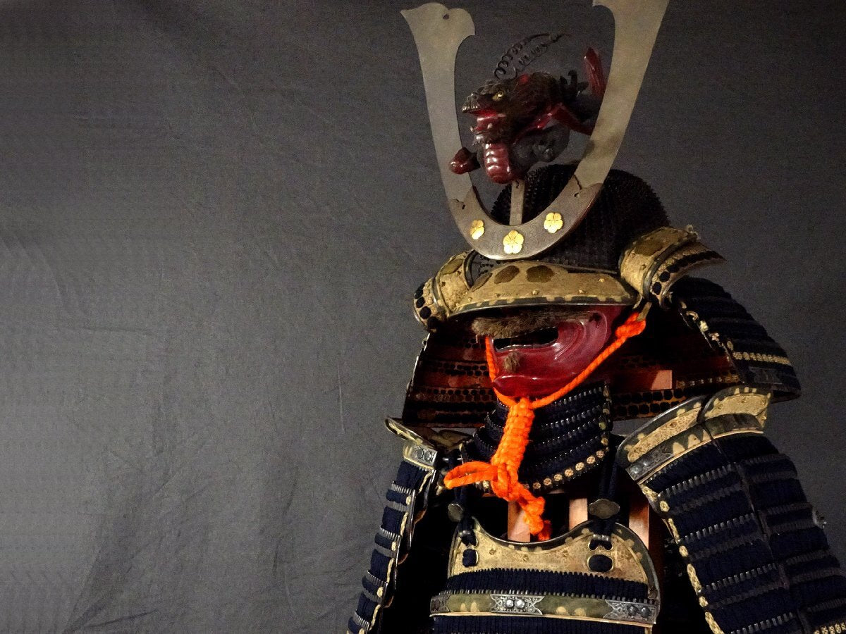 Museum-Grade Muromachi-to-Edo Lineage Gusoku Yoroi Armor — Black-Lacquer Iron “Ko-boshi” Kabuto (62-Plate / 62-Interval Claim), Navy Silk Odoshi, Menpo with Bold Red Lacquer, Complete Display Ensemble
