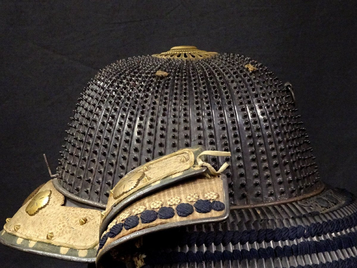 Museum-Grade Muromachi-to-Edo Lineage Gusoku Yoroi Armor — Black-Lacquer Iron “Ko-boshi” Kabuto (62-Plate / 62-Interval Claim), Navy Silk Odoshi, Menpo with Bold Red Lacquer, Complete Display Ensemble