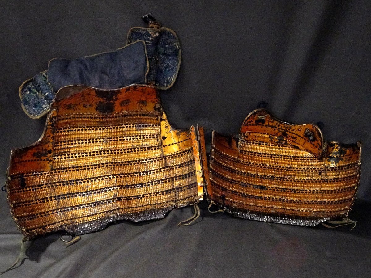 Museum-Grade Muromachi-to-Edo Lineage Gusoku Yoroi Armor — Black-Lacquer Iron “Ko-boshi” Kabuto (62-Plate / 62-Interval Claim), Navy Silk Odoshi, Menpo with Bold Red Lacquer, Complete Display Ensemble