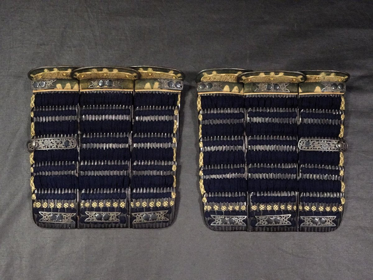 Museum-Grade Muromachi-to-Edo Lineage Gusoku Yoroi Armor — Black-Lacquer Iron “Ko-boshi” Kabuto (62-Plate / 62-Interval Claim), Navy Silk Odoshi, Menpo with Bold Red Lacquer, Complete Display Ensemble