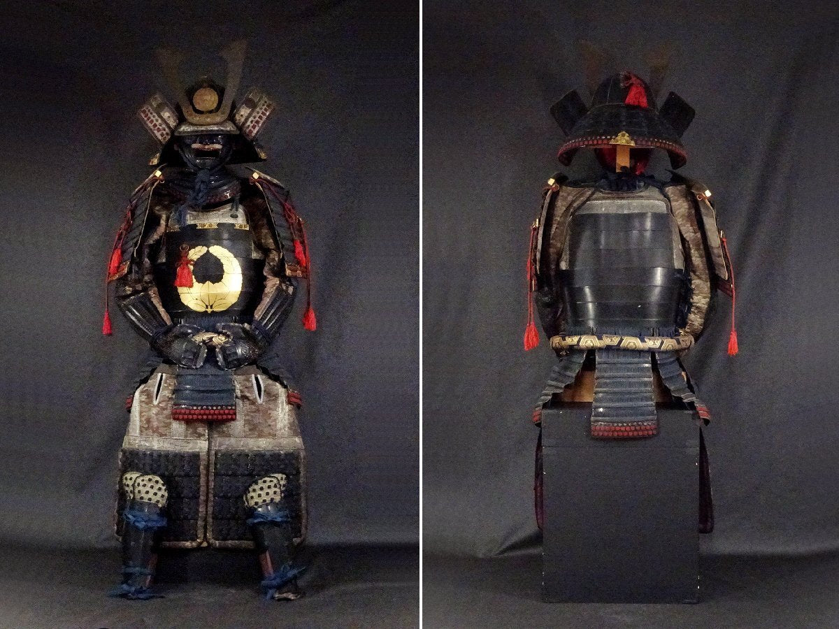 Premium Toshin-dai Gusoku — Iron Kabuto, Mon-Style Crest Do, Black Lacquer Plate Presence, Full Display Ensemble with Box