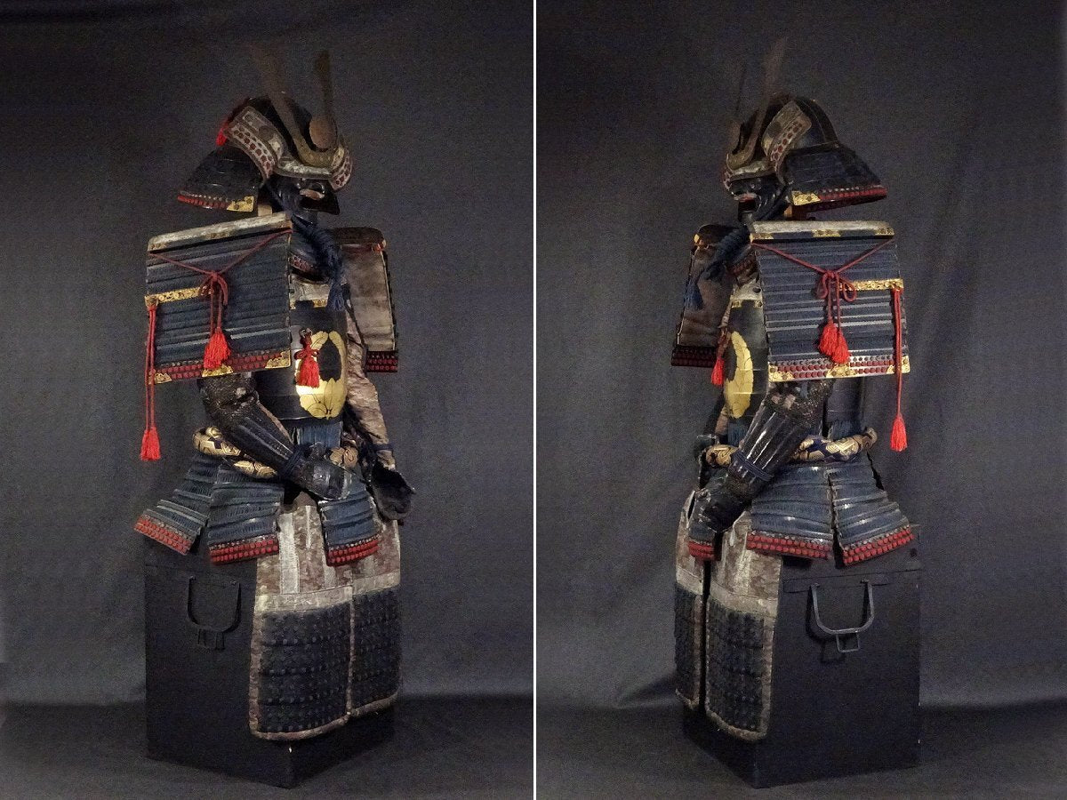 Premium Toshin-dai Gusoku — Iron Kabuto, Mon-Style Crest Do, Black Lacquer Plate Presence, Full Display Ensemble with Box