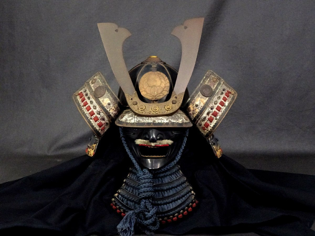 Premium Toshin-dai Gusoku — Iron Kabuto, Mon-Style Crest Do, Black Lacquer Plate Presence, Full Display Ensemble with Box