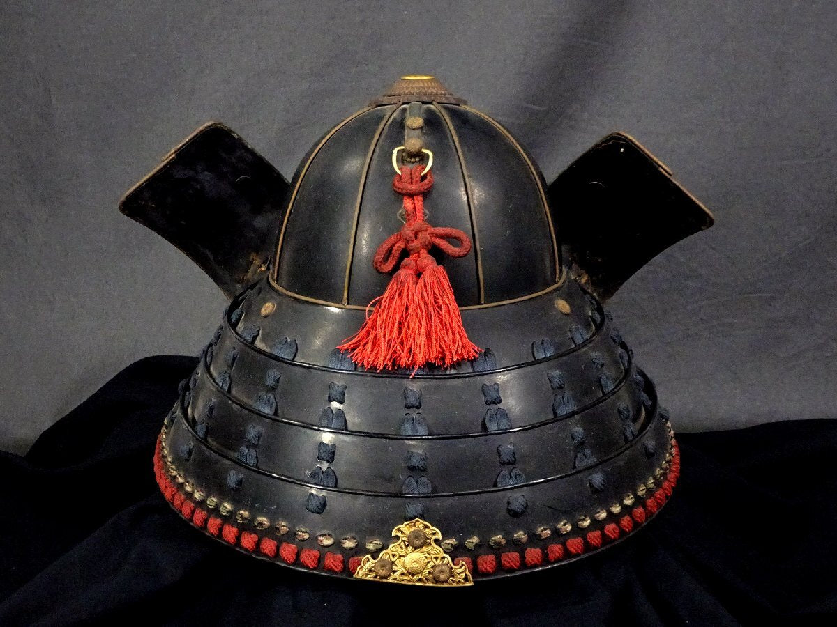 Premium Toshin-dai Gusoku — Iron Kabuto, Mon-Style Crest Do, Black Lacquer Plate Presence, Full Display Ensemble with Box