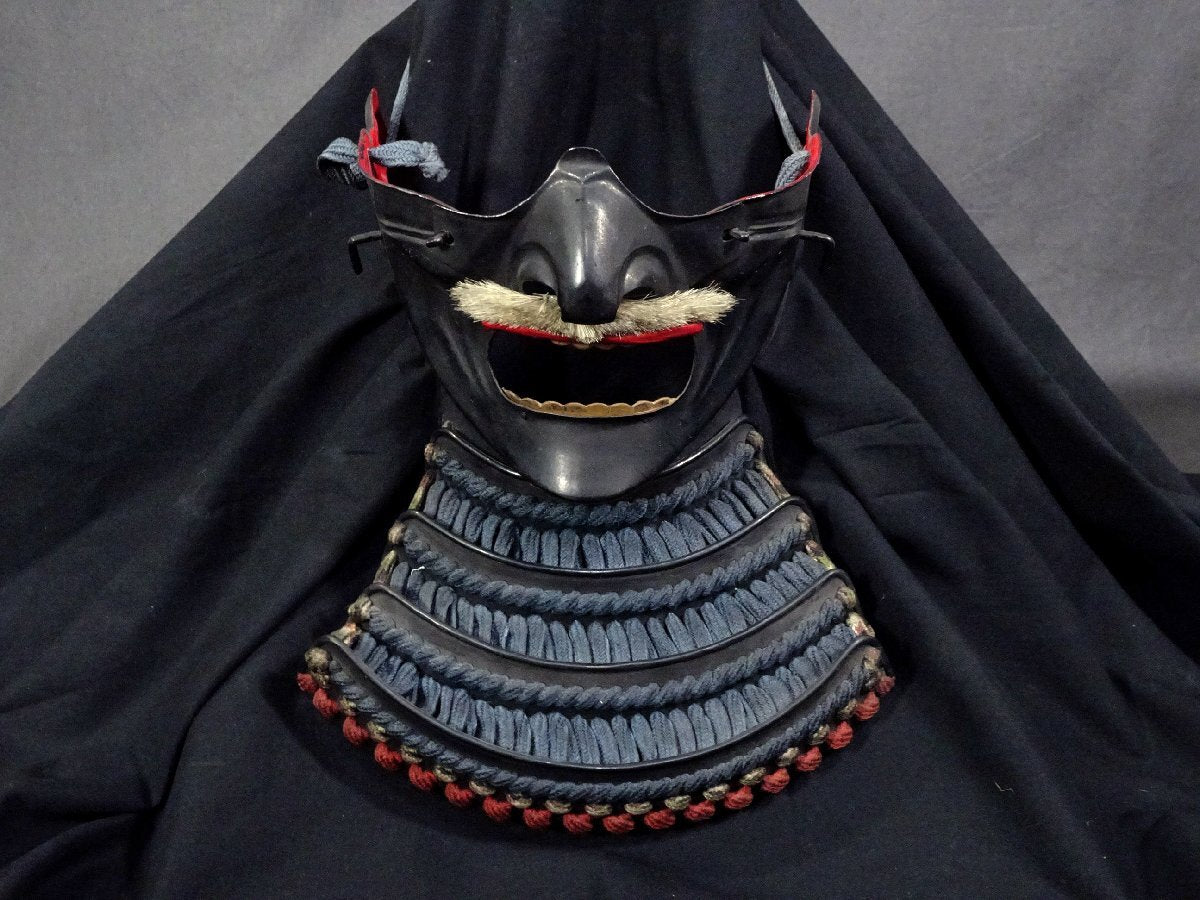 Premium Toshin-dai Gusoku — Iron Kabuto, Mon-Style Crest Do, Black Lacquer Plate Presence, Full Display Ensemble with Box