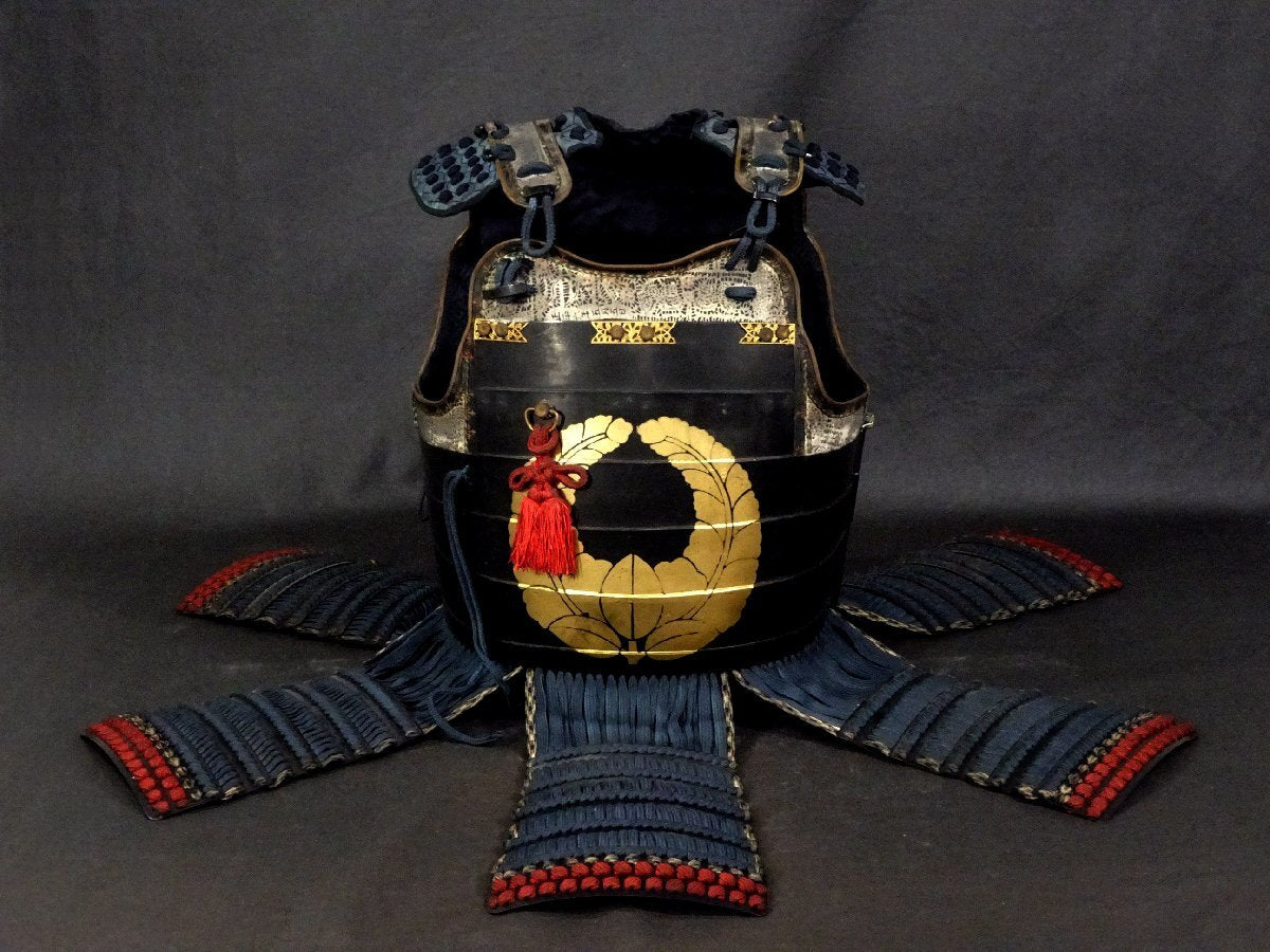 Premium Toshin-dai Gusoku — Iron Kabuto, Mon-Style Crest Do, Black Lacquer Plate Presence, Full Display Ensemble with Box