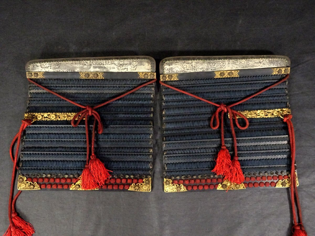 Premium Toshin-dai Gusoku — Iron Kabuto, Mon-Style Crest Do, Black Lacquer Plate Presence, Full Display Ensemble with Box