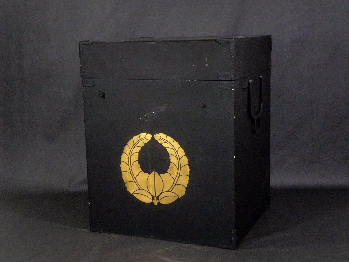 Premium Toshin-dai Gusoku — Iron Kabuto, Mon-Style Crest Do, Black Lacquer Plate Presence, Full Display Ensemble with Box
