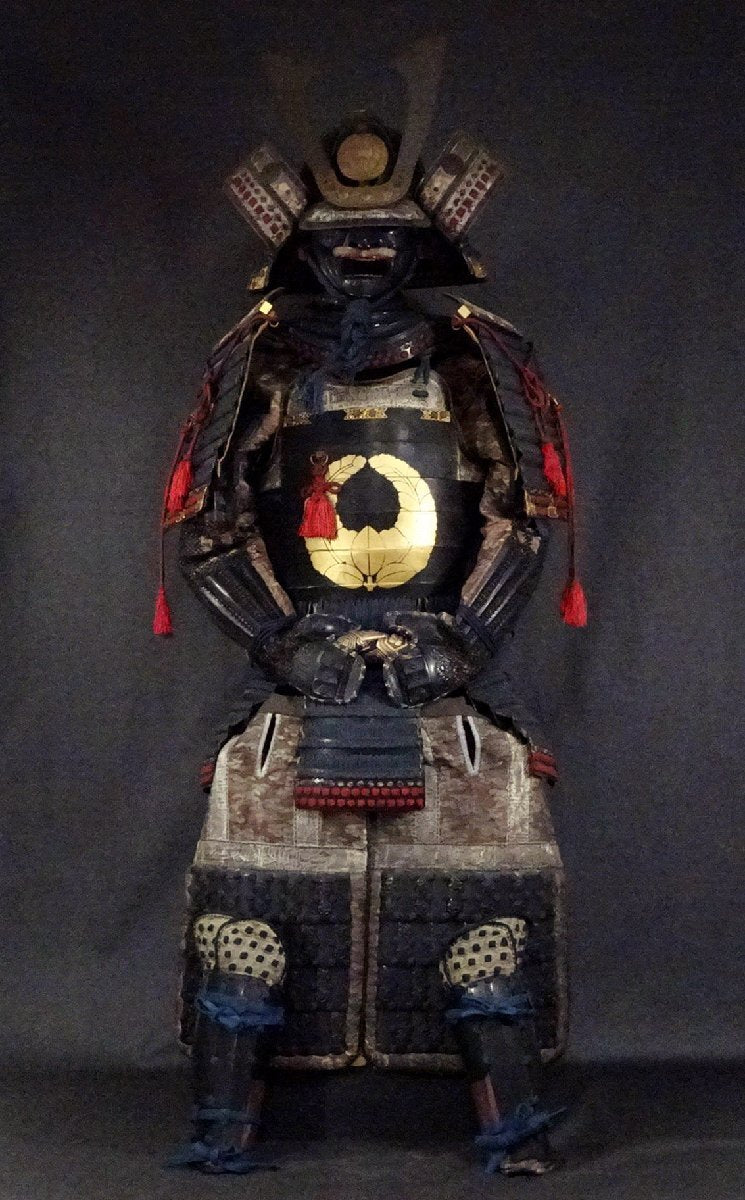 Premium Toshin-dai Gusoku — Iron Kabuto, Mon-Style Crest Do, Black Lacquer Plate Presence, Full Display Ensemble with Box
