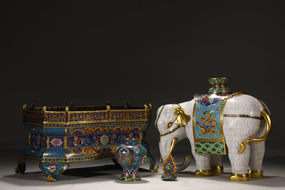 Imperial‑Style Qing Dynasty Revival Cloisonné Elephant Censers — Pair with Filigree Enamel, Gilt Bronze Mounts, and Pagoda‑Form Finials