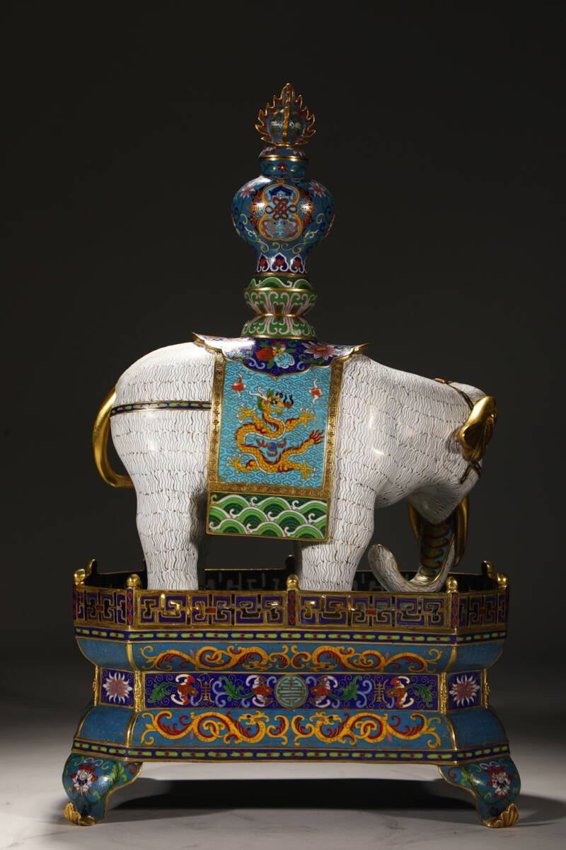 Imperial‑Style Qing Dynasty Revival Cloisonné Elephant Censers — Pair with Filigree Enamel, Gilt Bronze Mounts, and Pagoda‑Form Finials
