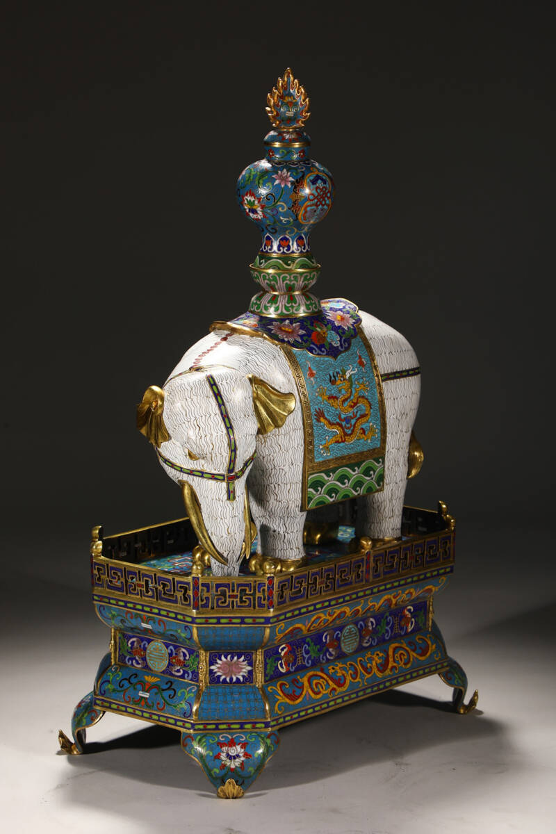 Imperial‑Style Qing Dynasty Revival Cloisonné Elephant Censers — Pair with Filigree Enamel, Gilt Bronze Mounts, and Pagoda‑Form Finials