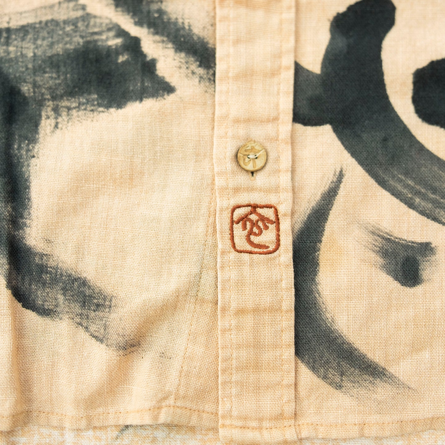 Vintage Japanese Sumi-e Calligraphy Brushstroke Shirt M / S-M – Beige Abstract Shodo Art Button Up, Zen Wabi Sabi Wearable Art