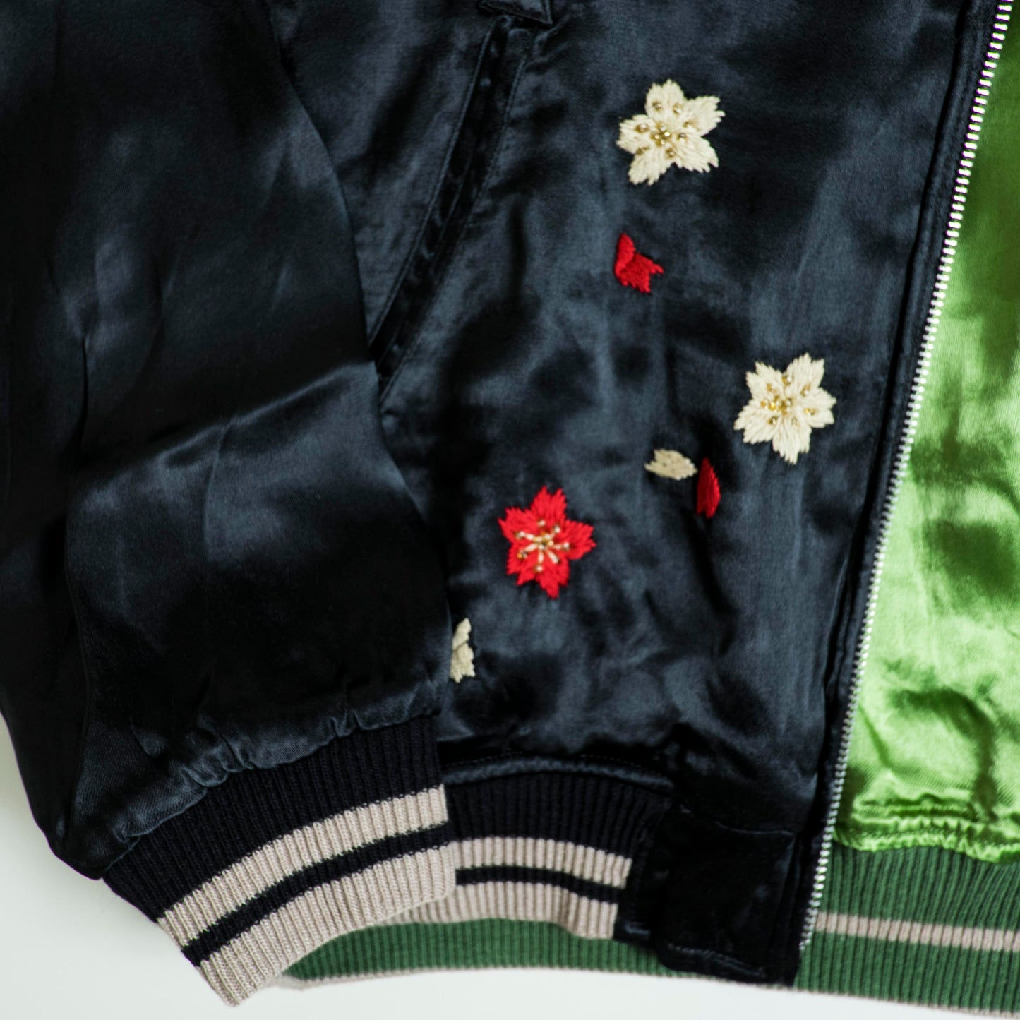 Cropped Heads Japan Skull & Sakura Reversible Sukajan Jacket Size M – Black Embroidered Souvenir Jacket / Green Satin Japanese Streetwear