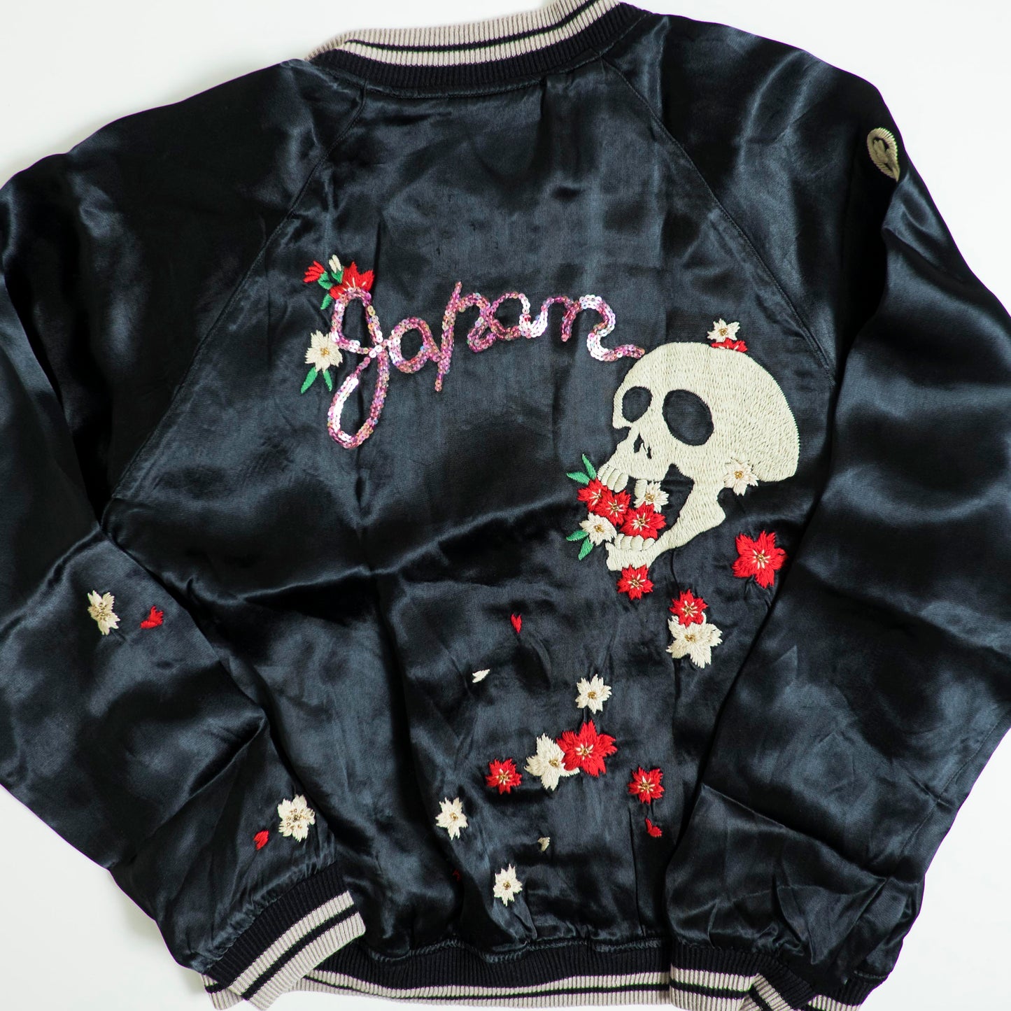 Cropped Heads Japan Skull & Sakura Reversible Sukajan Jacket Size M – Black Embroidered Souvenir Jacket / Green Satin Japanese Streetwear