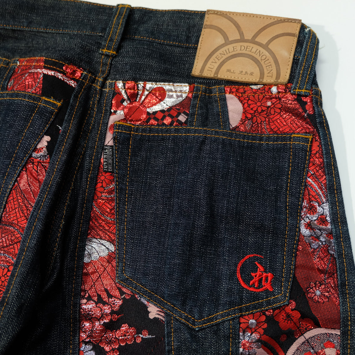 Vaqueros Juvenile Delinquent con panel de brocado de kimono wagara, inserciones de sakura y peonía, fabricados en Japón, talla 30