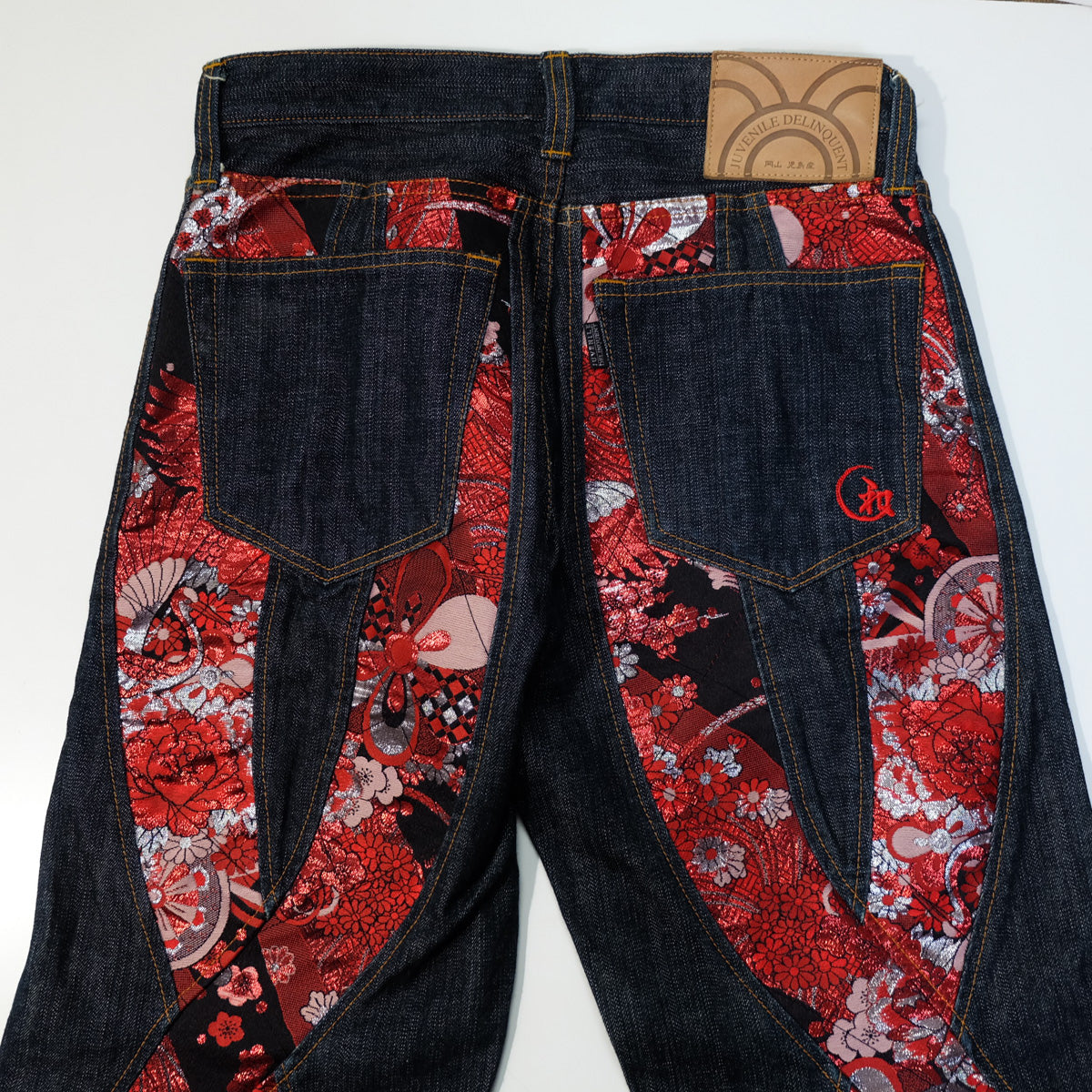 Vaqueros Juvenile Delinquent con panel de brocado de kimono wagara, inserciones de sakura y peonía, fabricados en Japón, talla 30
