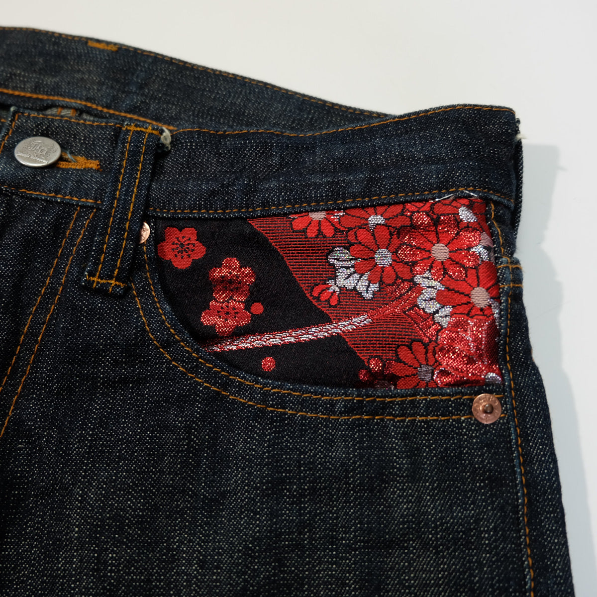 Vaqueros Juvenile Delinquent con panel de brocado de kimono wagara, inserciones de sakura y peonía, fabricados en Japón, talla 30