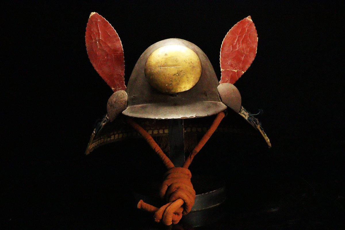 Sengoku-Inspired Kawari Kabuto Samurai Helmet — Red Feather Maedate with Associated Menpo (Collector-Safe Study Piece)