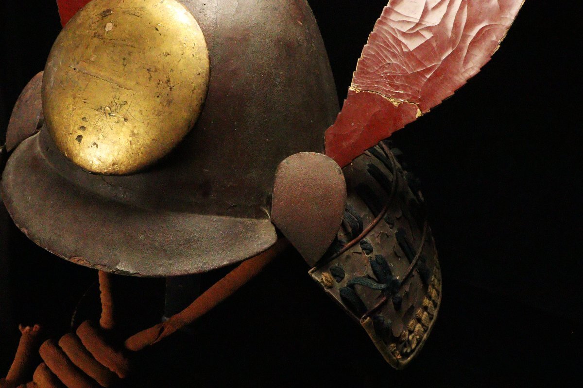 Sengoku-Inspired Kawari Kabuto Samurai Helmet — Red Feather Maedate with Associated Menpo (Collector-Safe Study Piece)