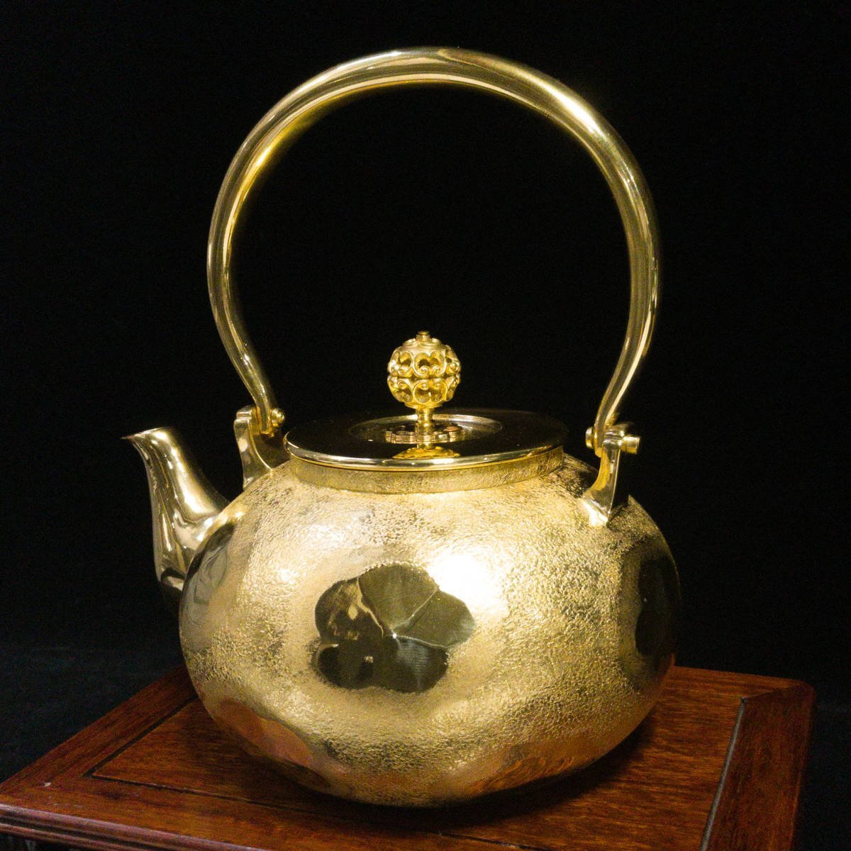 Solid Gold Japanese Kettle — Hand-Hammered Gold Tea Vessel — High-Weight Collector-Grade Metalwork