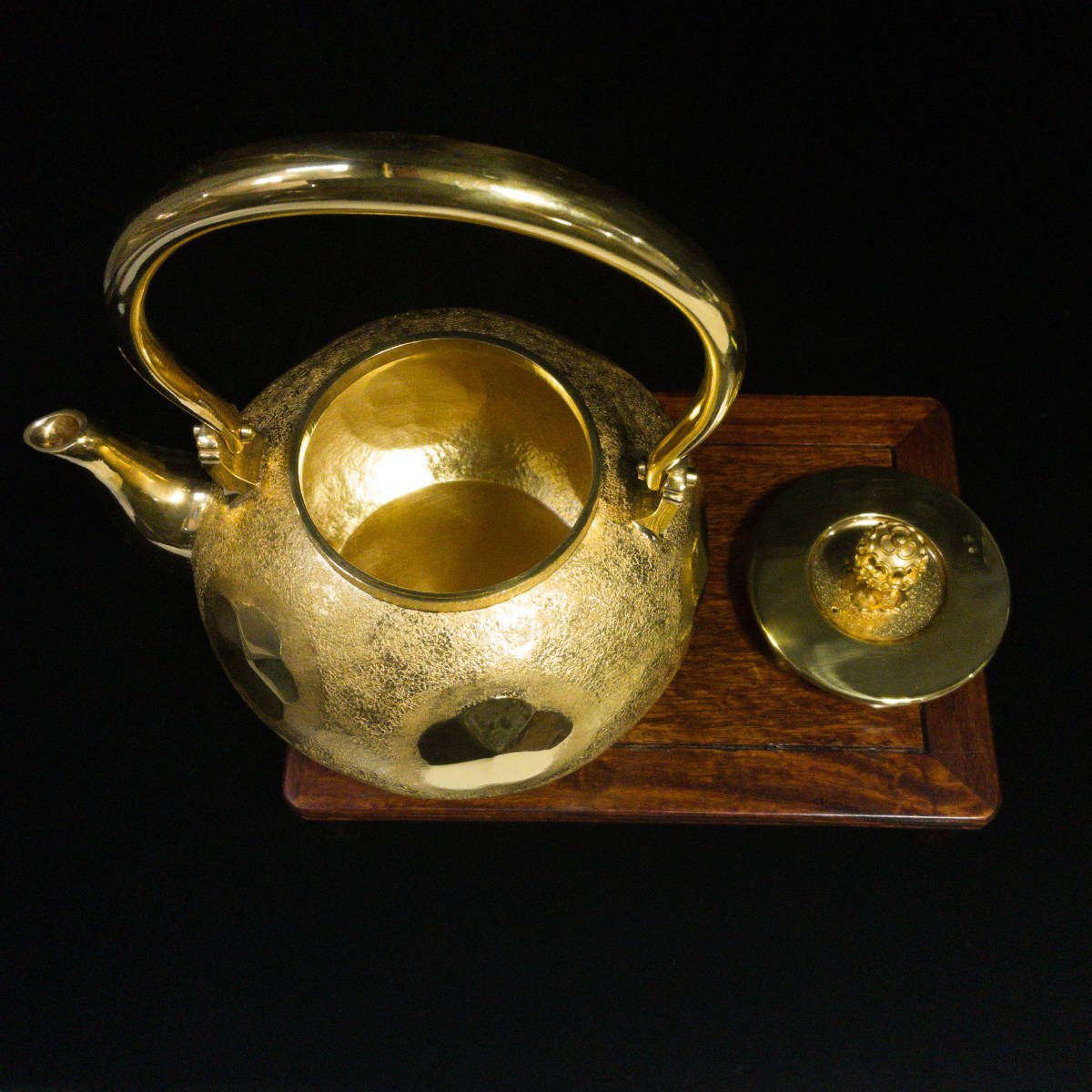 Solid Gold Japanese Kettle — Hand-Hammered Gold Tea Vessel — High-Weight Collector-Grade Metalwork