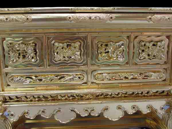 Honganji-Style Gilded Amida Hall Altar Table (18-go) — Handcrafted Temple Butsugu Stand — 54.5 cm Wide, Architectural Carving