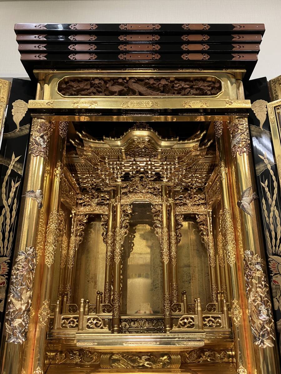 Traditional High-Relief Gold-Toned Butsudan Altar Cabinet — Large 156 cm Height / 65 cm Width — Lacquer & Gilt-Style Metalwork (Japan)