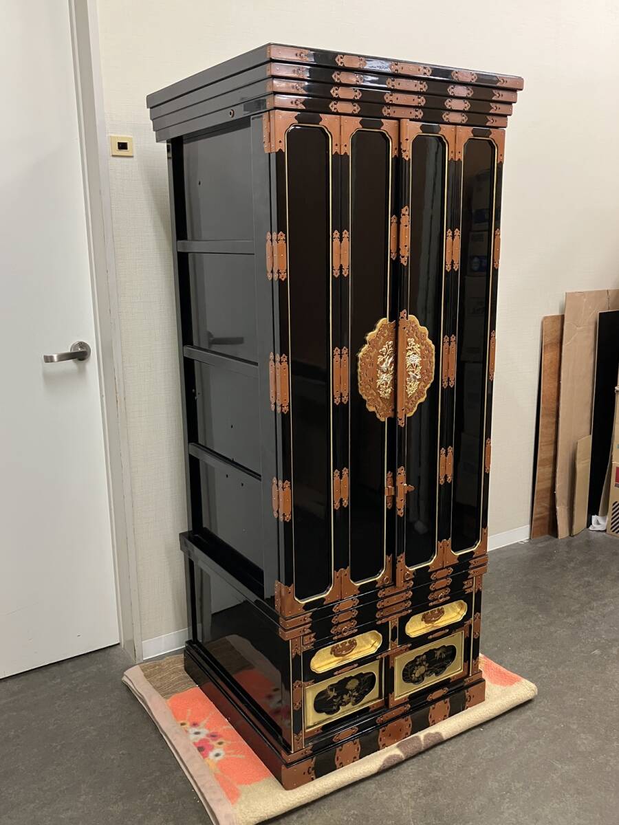 Traditional High-Relief Gold-Toned Butsudan Altar Cabinet — Large 156 cm Height / 65 cm Width — Lacquer & Gilt-Style Metalwork (Japan)