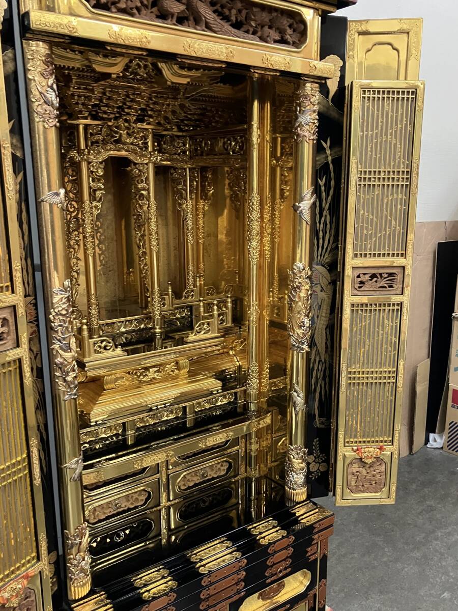 Traditional High-Relief Gold-Toned Butsudan Altar Cabinet — Large 156 cm Height / 65 cm Width — Lacquer & Gilt-Style Metalwork (Japan)