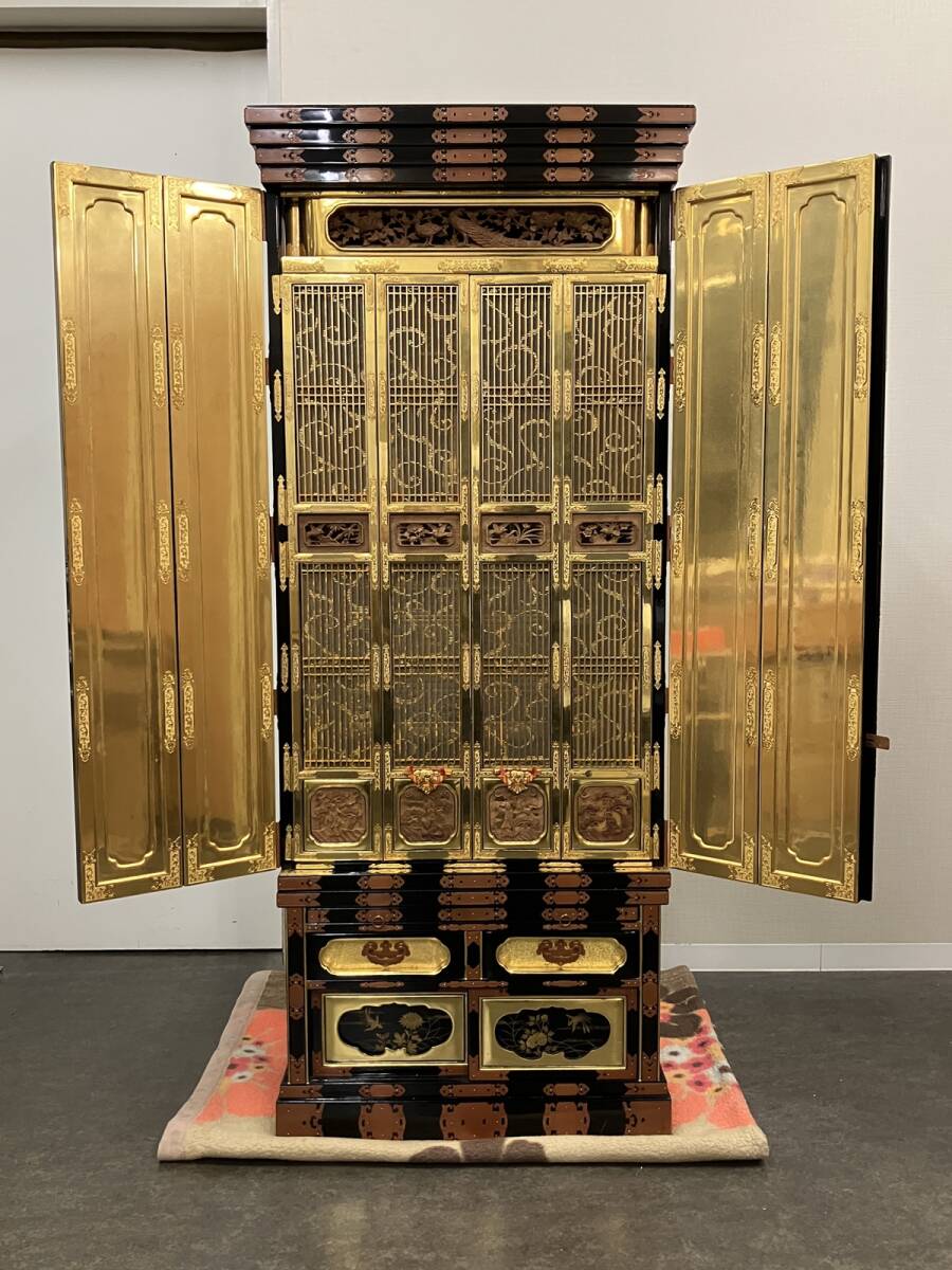Traditional High-Relief Gold-Toned Butsudan Altar Cabinet — Large 156 cm Height / 65 cm Width — Lacquer & Gilt-Style Metalwork (Japan)