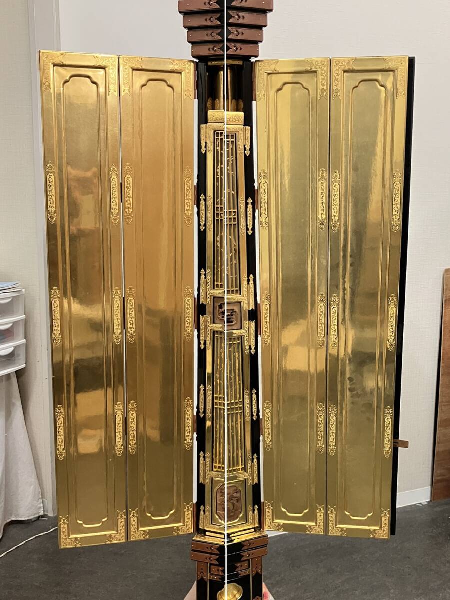Traditional High-Relief Gold-Toned Butsudan Altar Cabinet — Large 156 cm Height / 65 cm Width — Lacquer & Gilt-Style Metalwork (Japan)
