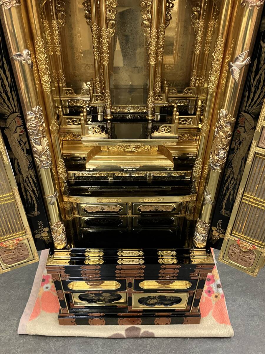 Traditional High-Relief Gold-Toned Butsudan Altar Cabinet — Large 156 cm Height / 65 cm Width — Lacquer & Gilt-Style Metalwork (Japan)