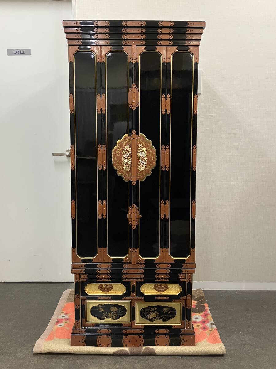 Traditional High-Relief Gold-Toned Butsudan Altar Cabinet — Large 156 cm Height / 65 cm Width — Lacquer & Gilt-Style Metalwork (Japan)